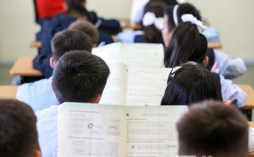 Багш нар 13 хоног үргэлжилсэн ажил хаялтаа зогсоож, маргааш хичээл орж эхэлнэ